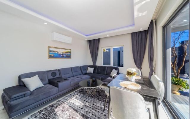 Villa With Pool and Backyard in Kepez