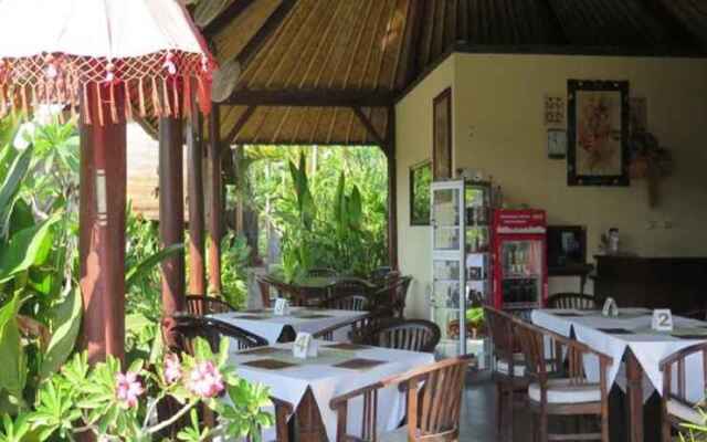 Sunshine Beach Bungalows and Restaurant