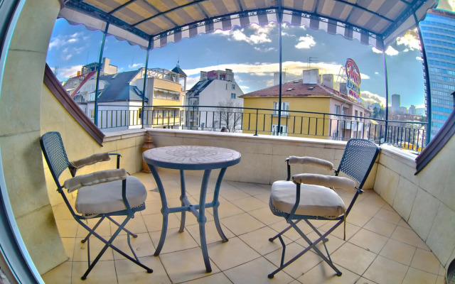 Meg Lozenetz Hotel
