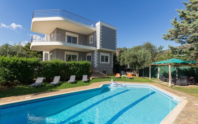 290m² Villa with Pool close to the Airport