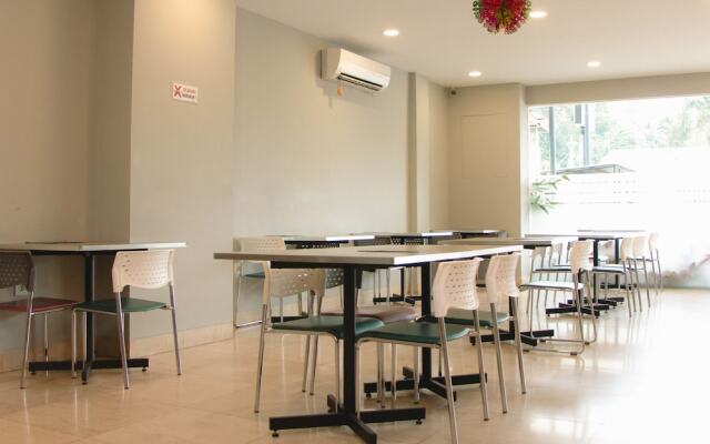 Oyo 592 Budget Hotel by the Harbour