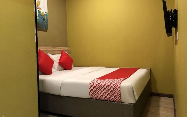 OYO 228 Basic Hotel