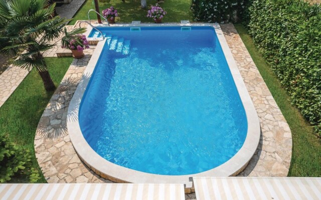 Amazing Home in Liznjan With 4 Bedrooms, Wifi and Outdoor Swimming Pool