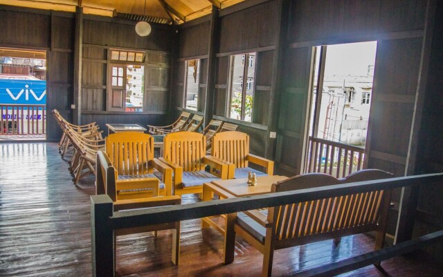 Hardwood Lodge - Hostel