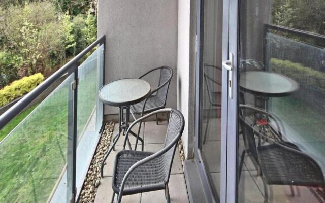 Woking Stylish and Modern 2 bedroom Apartment
