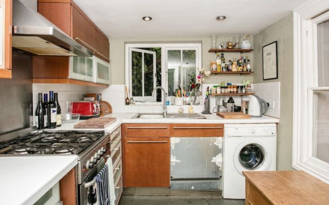 Spacious 3 Bedroom House in Clapton