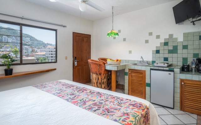 Hotel Eloisa - Near Playa de los Muertos