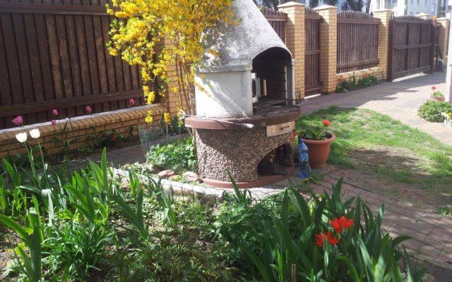 Cozy Apartment With Garden