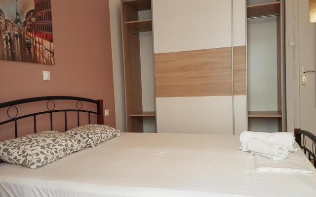 Petrol Apartment- Athens Center, 4 BD, 1 BATH