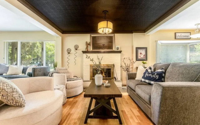 LUXURIOUS 5,500 sqft Home: 5 Br/5 Ba | PRIVATE Pool & Hot Tub | STEPS to Beach