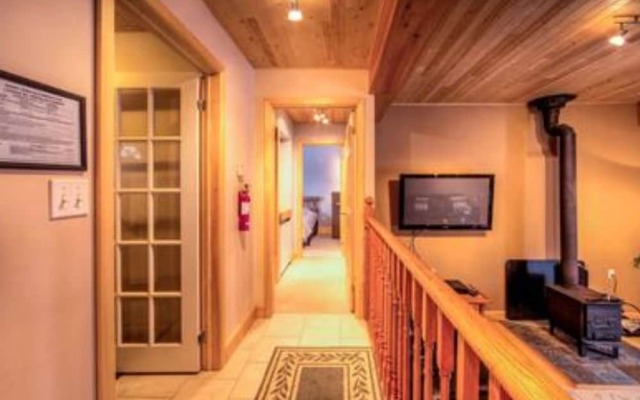 5 Bed Blue Mountain Luxury Chalet with Hot Tub 159