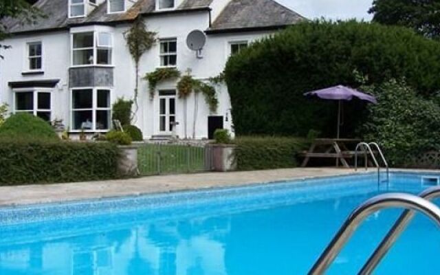 Lanarth Hotel and Caravan Park