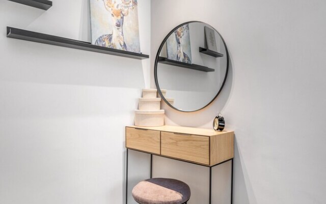 Stunning ONE bdr big Balcony