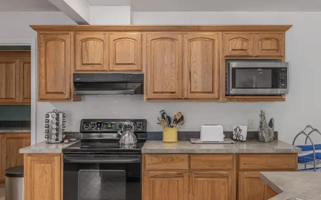 All Seasons Getaway 4 Bedroom Home by NW Comfy Cabins by RedAwning