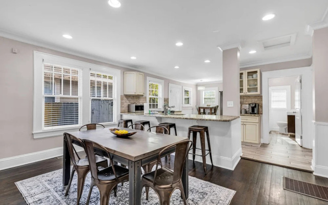 Bright and Modern Close to Everything