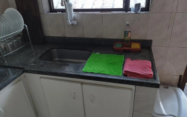 Casa grande em área central, bem iluminada e vent.