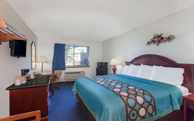 Super 8 by Wyndham Selma/Fresno Area