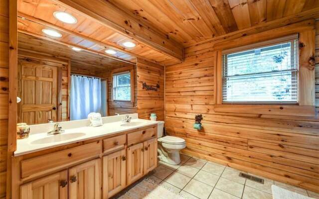 UnFirgettable 2 Bedroom Home with Hot Tub