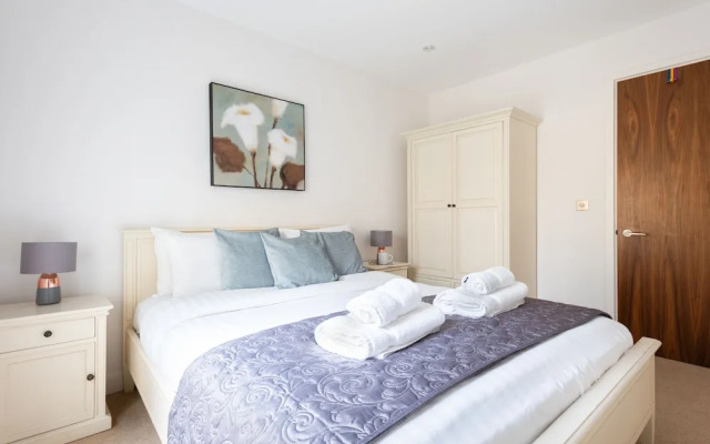 Platinum Apartments Next to Victoria Station 9981