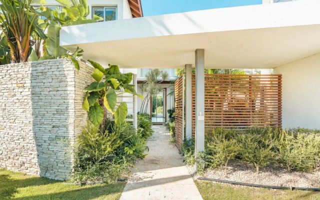 Luxury 6BR Villa w Pool Maid at Yarari