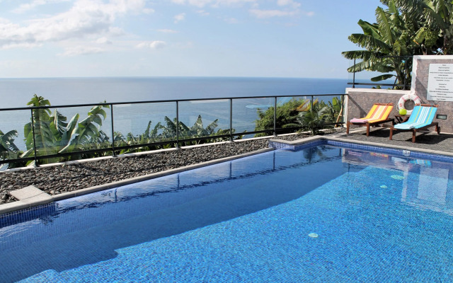 Modern, tranquil, A/C, heated pool. A balcony over the ocean! | Grayci’s House