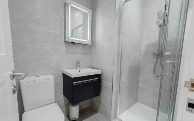 Luxury Seaside Home Parking Sleeps 8 by Adliv