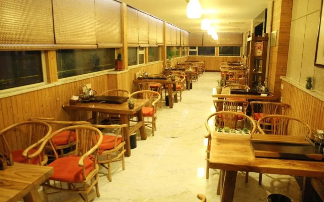 Enrichee Gloria Plaza Hotel