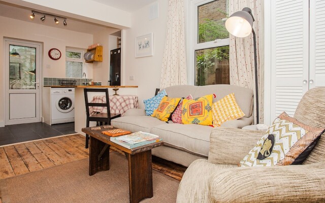 Beautiful 2 Bedroom Garden Apartment