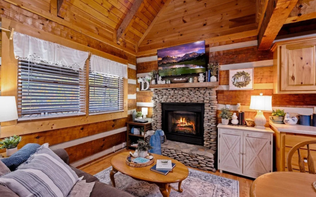 Hot Tub View Pool Table Fireplace Honeymoon