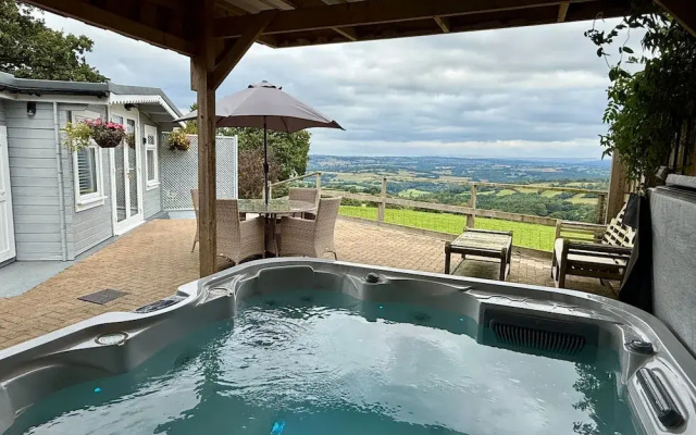 1 Bed Cabin-sleeps 2, Hot Tub, Garden, Pets, Views