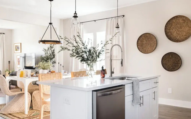 Cherokee by AvantStay – Contemporary Design in a Prime Location