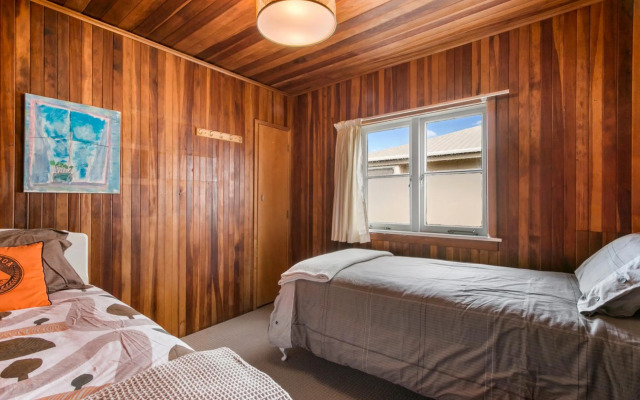 Waihi Charm - Waihi Beach Holiday Home