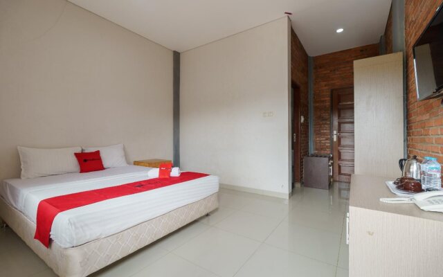 RedDoorz Plus @ Megamendung Puncak Bogor 2