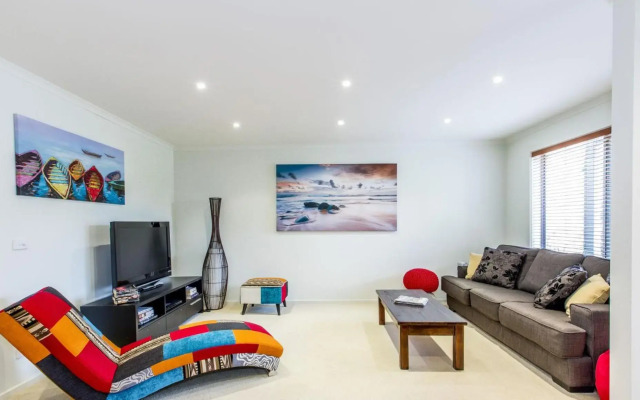 Surfside Getaway In Picturesque Inverloch