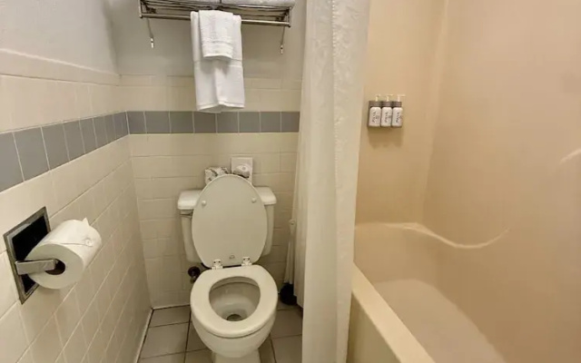 Hygge Inn & Suites
