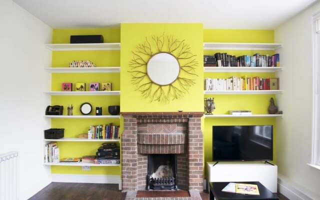 Trendy 2BR Home in Heart of Chiswick, 4 Guests!