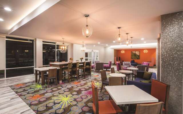 La Quinta Inn & Suites by Wyndham Baton Rouge - Port Allen