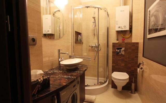 Krakowskie Przedmiescie - Night and Day