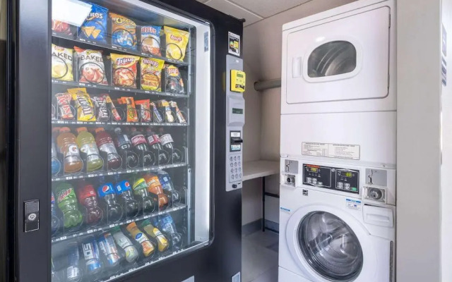 Days Inn & Suites By Wyndham Commerce