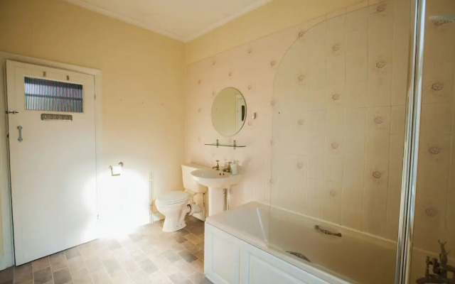 Comfy Kingston Central Garden House & Free Parking