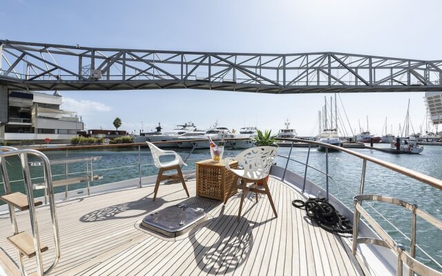 Luxury Boat in Port Forum