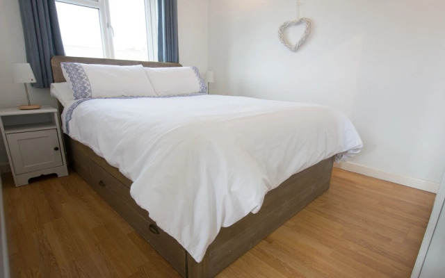 Swallows Croyde 3 Bedrooms, Sleeps 6, Beach Chalet