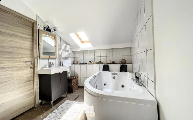 Maison de ville jacuzzi wiffi à 4km aéroport Charleroi