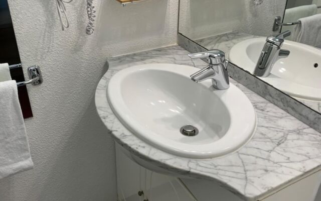 Ever Route 64 Brit Hotel Tarbes Ibos