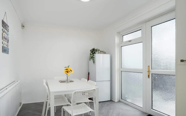 Spacious - 3 Bed - Free Parking