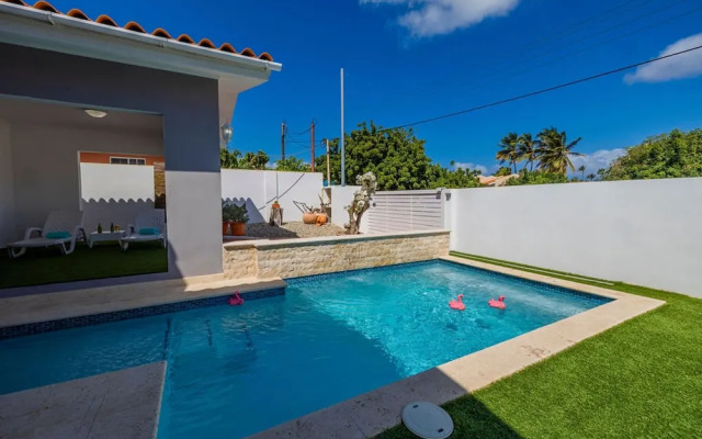 Remodeled 3br2ba Cozy Central Private Pool