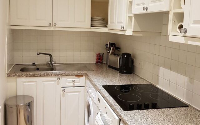 Modern 2 Bedroom Flat in Victoria - Zone 1