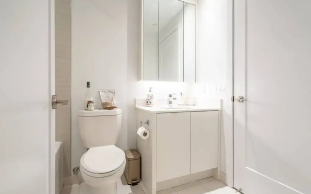 Modern 1 Bedroom Condo With CN Tower Views