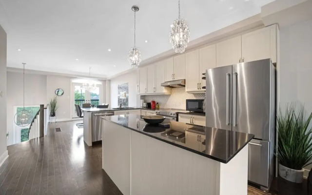 Family-friendly 3BR Mississauga Home w Parking