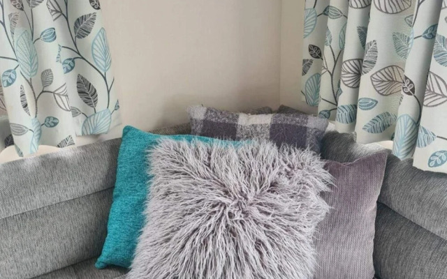 2 Bed Lodge - Sleeps 5 - Parking - Pets - Wifi